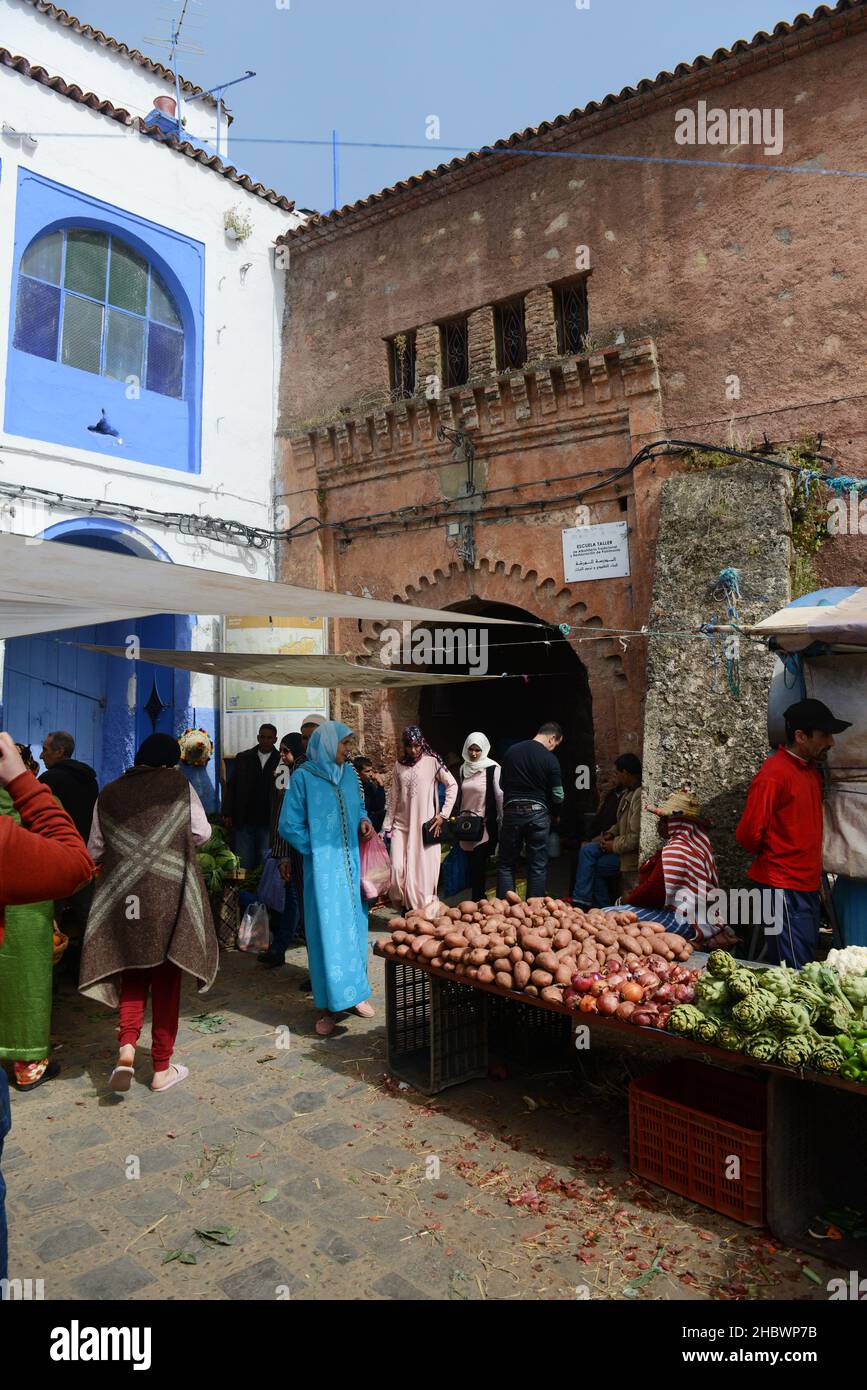 Un marché dynamique à l'extérieur du souk de Bab (porte du marché), près des murs de la médina de Chefchaouen, au Maroc. Banque D'Images