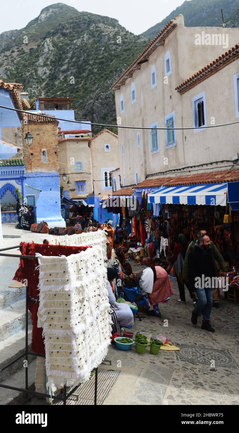 Marché coloré dans la médina de Chefchaouen, Maroc. Banque D'Images