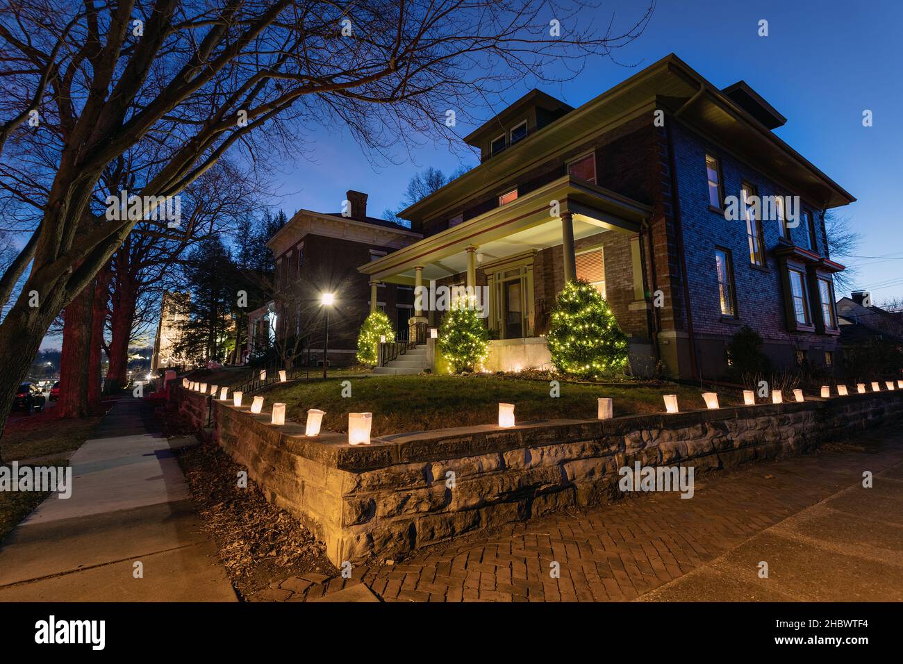 Éclairage des bougies de Noël Luminaria dans le quartier de Heritage Hill à Burlington, Iowa Banque D'Images