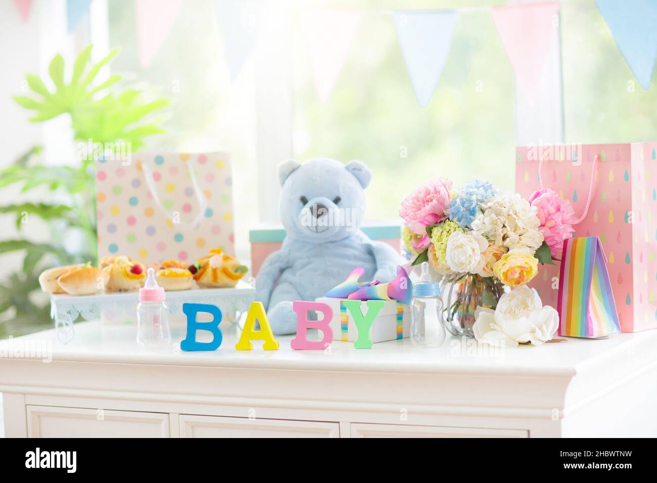 Douche de bébé ou de sexe révéler la décoration de fête.Célébration de grossesse avec des amis.Cadeaux pour nouveau-né.Banderole rose et bleue et décoration de ballons pour bébé Banque D'Images