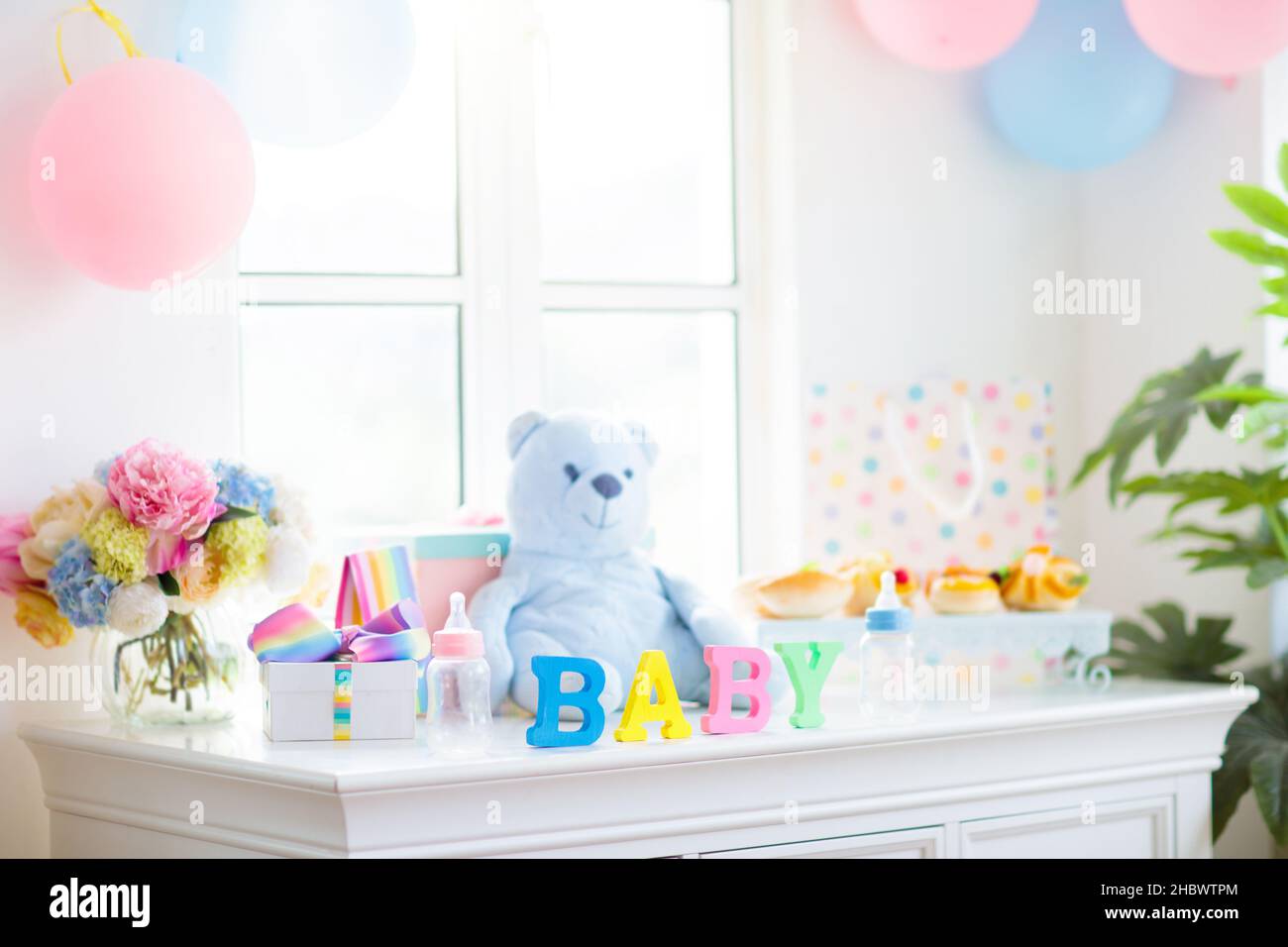 Douche de bébé ou de sexe révéler la décoration de fête.Célébration de grossesse avec des amis.Cadeaux pour nouveau-né.Banderole rose et bleue et décoration de ballons pour bébé Banque D'Images