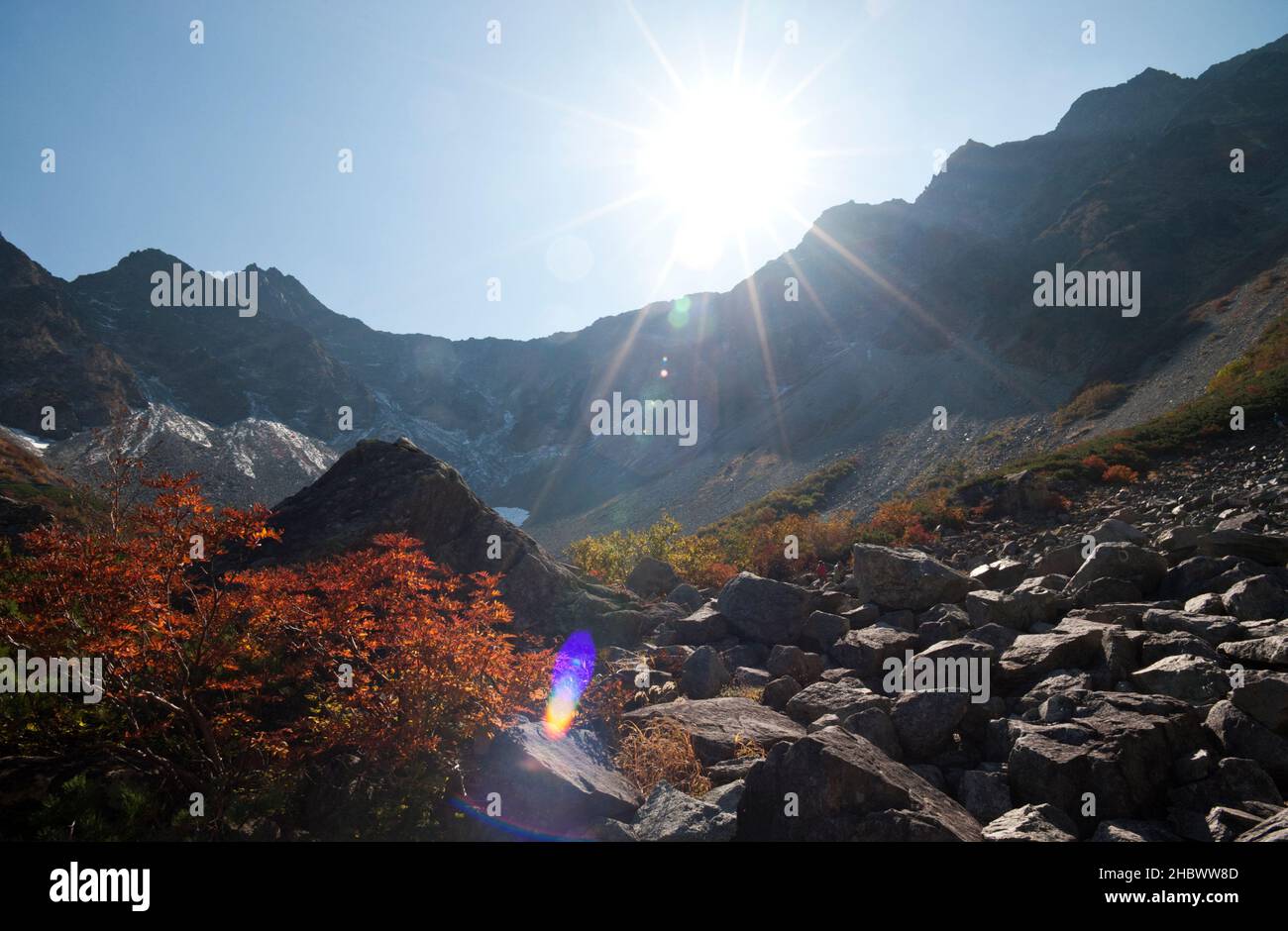 Couleurs d'automne au Cirque de Karasawa dans les Alpes japonaises près de Kamikochi, Nagano, Japon. Banque D'Images