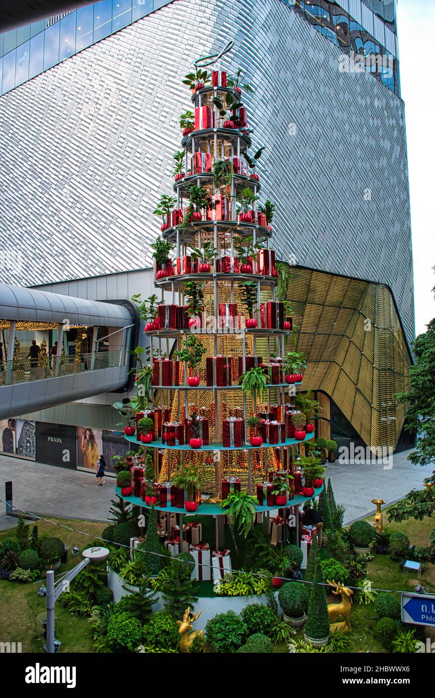 Bangkok, Thaïlande 12.20.2021 arbre de Noël décoré dans le centre-ville de Bangkok Banque D'Images