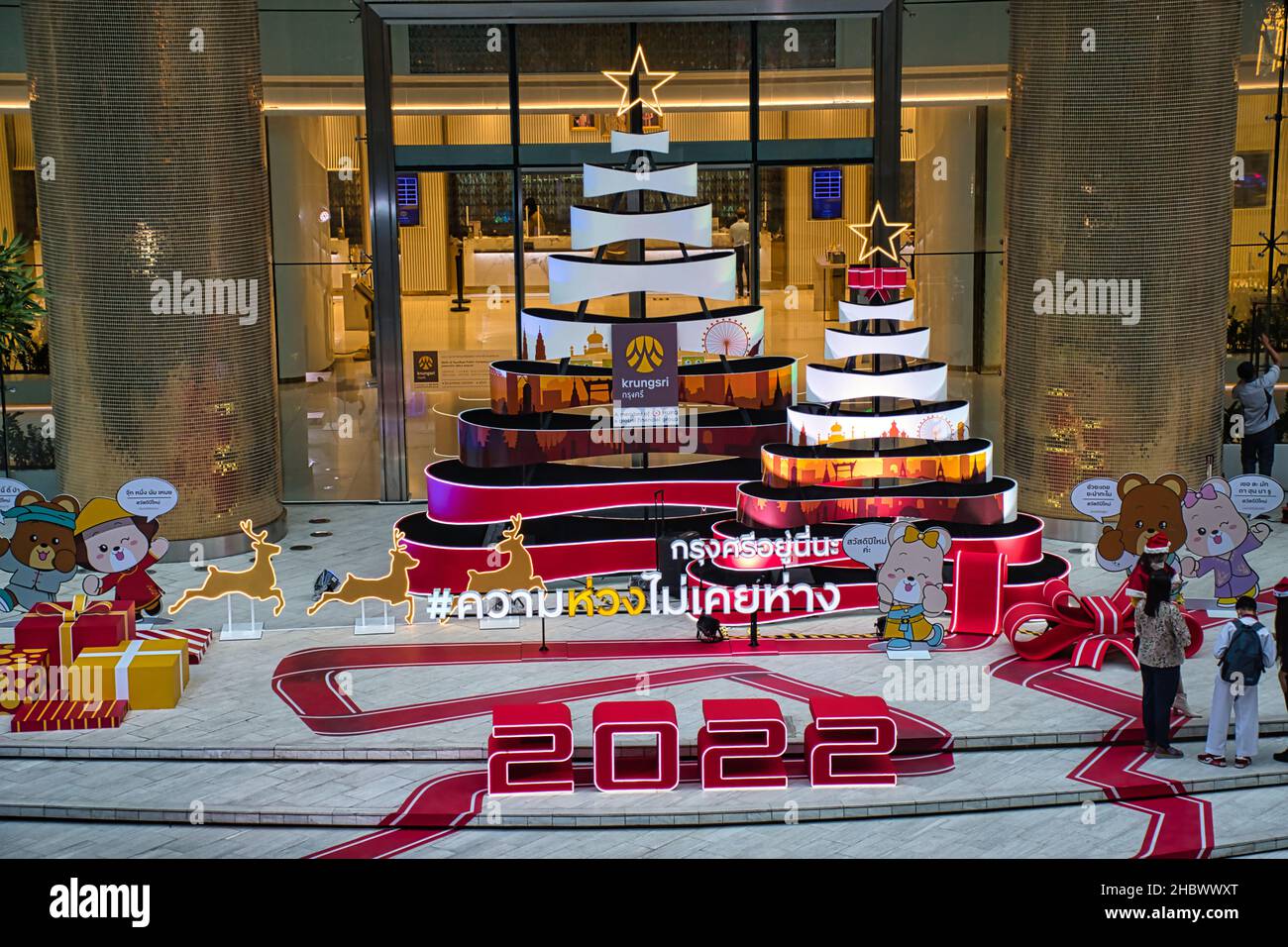 Bangkok, Thaïlande 12.20.2021 arbre de Noël décoré dans le centre-ville de Bangkok Banque D'Images