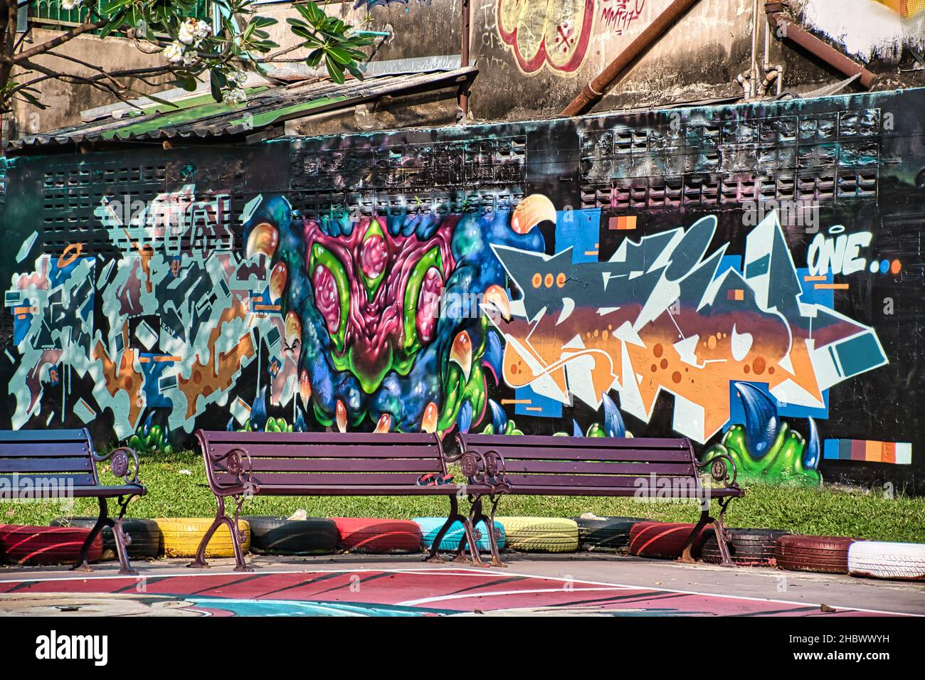 Bangkok Thaïlande 12.20.2021 Chalerm la Park une petite place fermée avec un terrain de sport et un terrain de jeu connu pour ses peintures murales colorées Banque D'Images