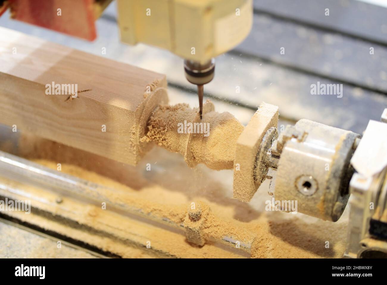 Usinage de pièces sur tour à bois CNC.Mise au point sélective. Banque D'Images