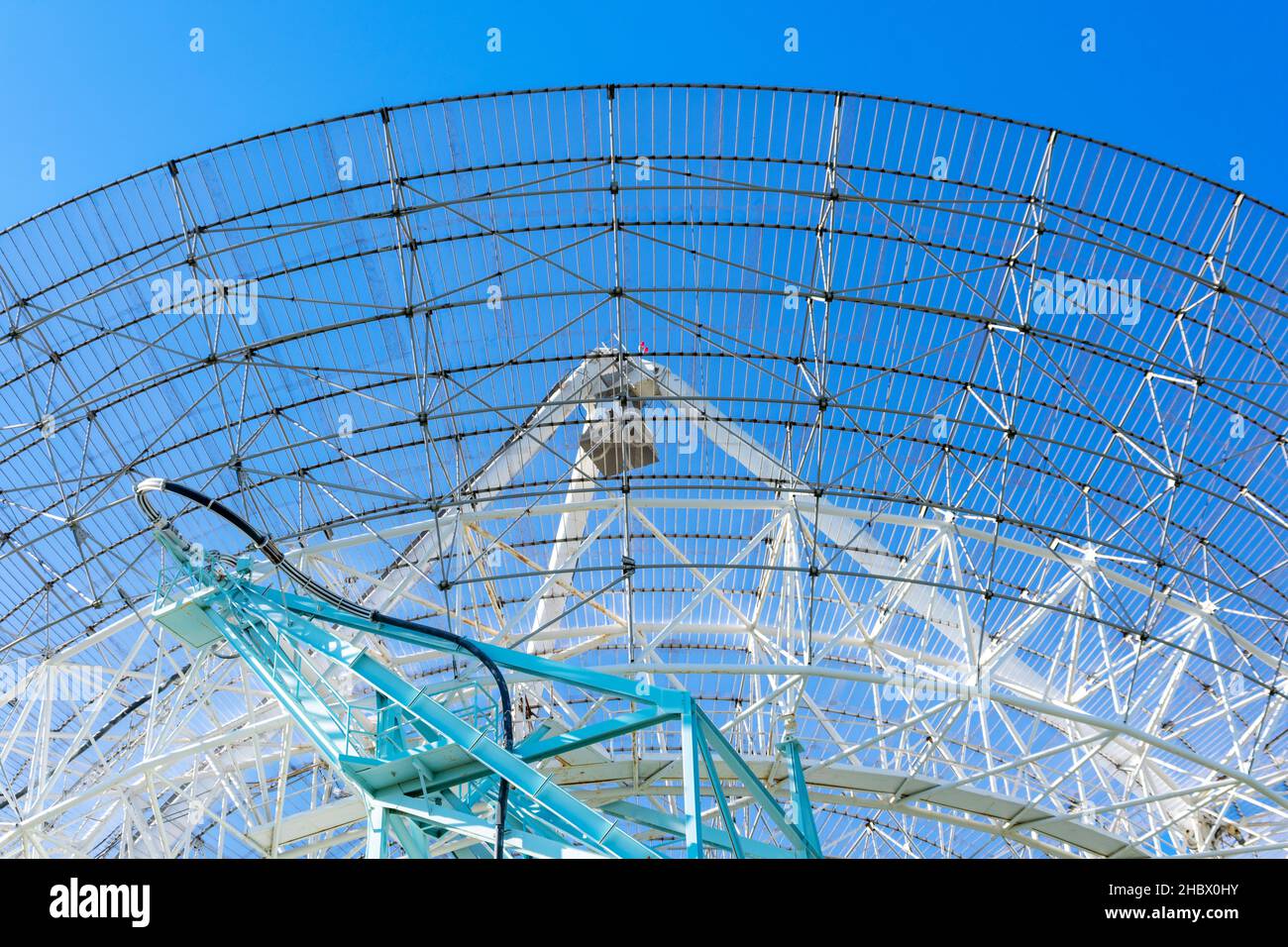 Radiotélescope à antenne de télécommunications.Ciel bleu. Banque D'Images