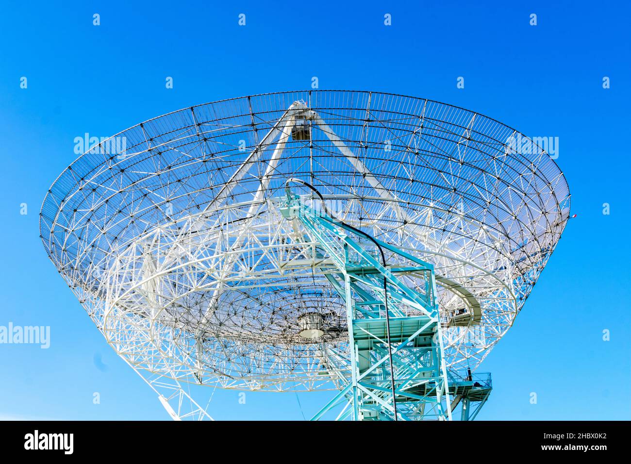 Radiotélescope à antenne de télécommunications.Ciel bleu. Banque D'Images