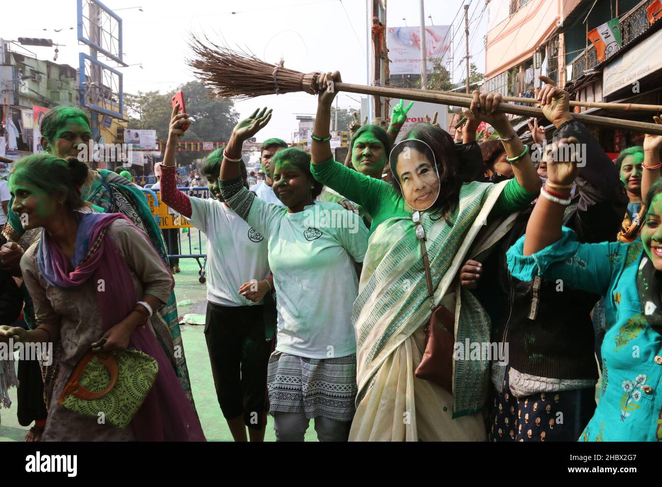 Kolkata, Bengale occidental, Inde.21st décembre 2021.Trinamool la célébration des partisans du Congrès près de la ministre en chef du Bengale occidental Mamata Banerjee résident dans la Kolkata.Les dirigeants du Congrès Trinamool (TMC) ont exprimé leur confiance dans l'inscription d'une victoire écrasante aux élections de la Corporation municipale de Kolkata (KMC) comme sacs de parti de 134 sièges, tandis que le Congrès et le BJP n'ont pas réussi à franchir les doubles chiffres.Les sondages ont eu lieu dans un contexte de sécurité renforcée et après les protocoles Covid-19 dimanche dans 4 959 bureaux de vote.(Credit image: © Dipa Chakraborty/Pacific Press via ZUMA Press Wire) Banque D'Images