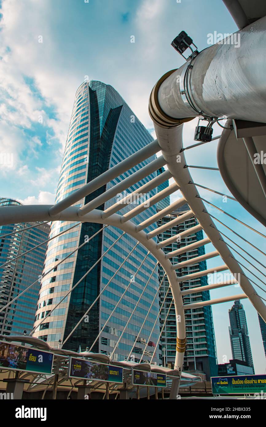 Bangkok, Thaïlande 12.03.2021 Pont piétonnier Chong Nonsi, ce Skywalk est un site urbain situé au milieu du quartier central de Sathorn-Silom Banque D'Images