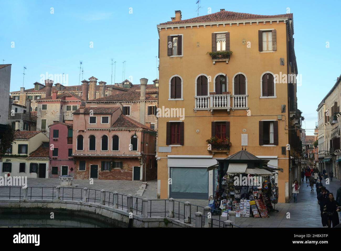 une vue sur la ville de venise dans le sestiere dorsoduro avec des palais avec les cheminées typiquement vénitiennes Banque D'Images