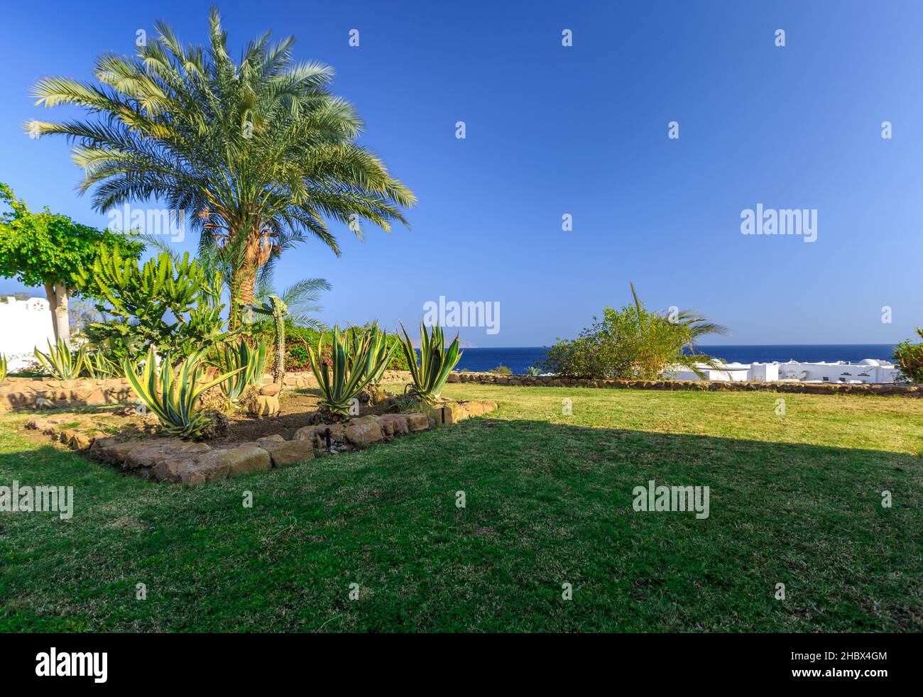 Complexe de vacances tropical situé dans des pelouses soignées, Egypte Banque D'Images