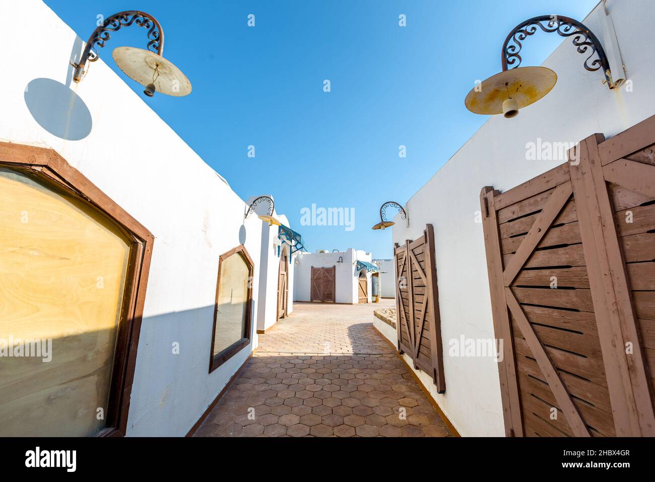 Appartements blancs modernes dans un complexe de vacances de luxe tropical en Egypte Banque D'Images