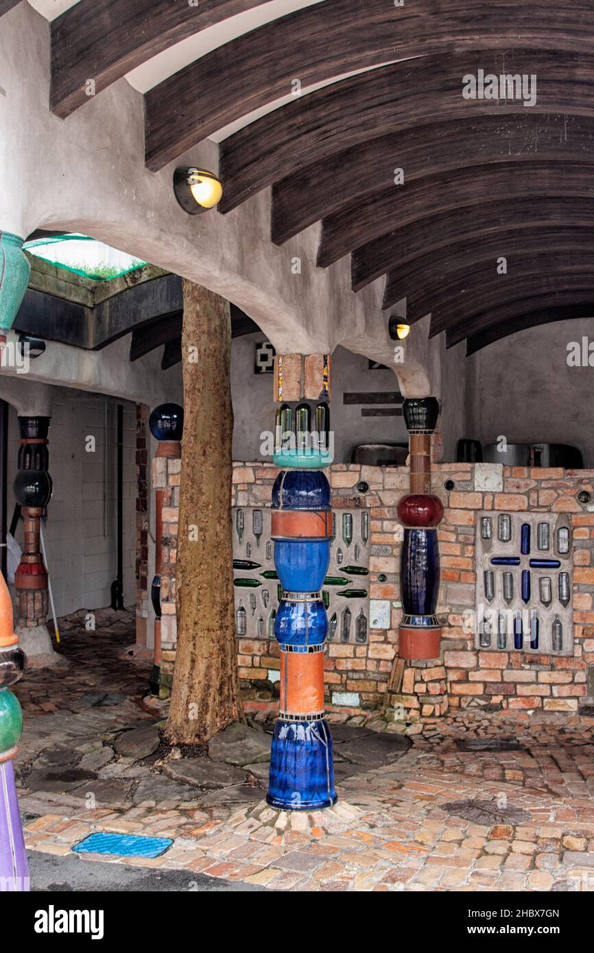 Intérieur des toilettes à Kawakawa en Nouvelle-Zélande par le célèbre architecte autrichien Hundertwasser. Banque D'Images