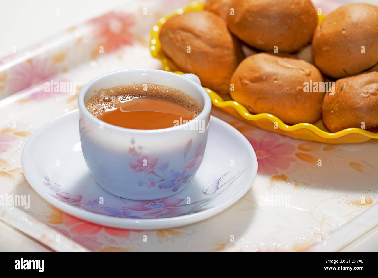 Chai ou thé avec du pain au beurre pour le petit déjeuner Banque D'Images