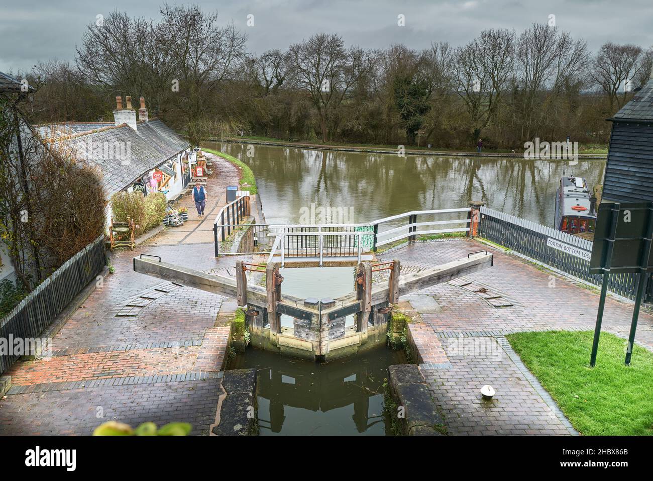 La porte à l'écluse la plus basse sur l'escalier des écluses au canal du grand syndicat, Foxton, Angleterre. Banque D'Images
