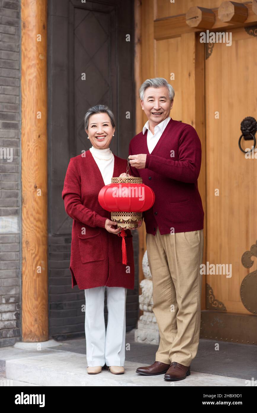 Bon vieux couple célébrant la nouvelle année Banque D'Images
