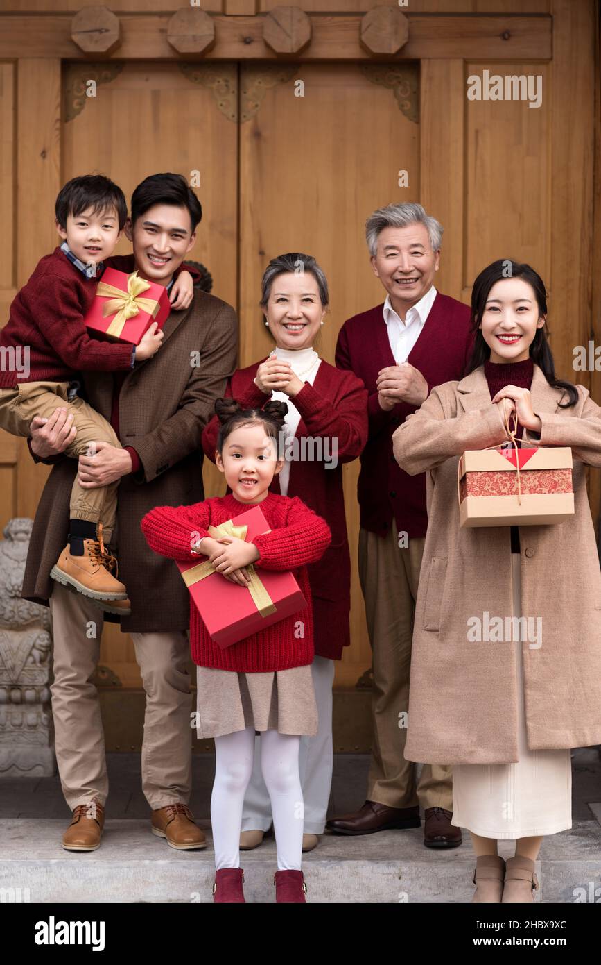 Familles heureuses célébrant la nouvelle année Banque D'Images