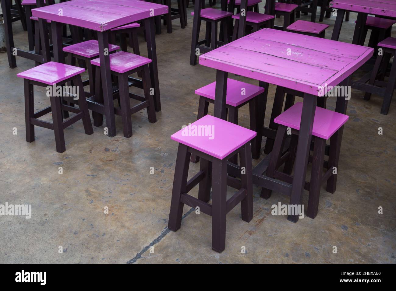 Chaises en bois rose et arrière-plan de la table Banque D'Images