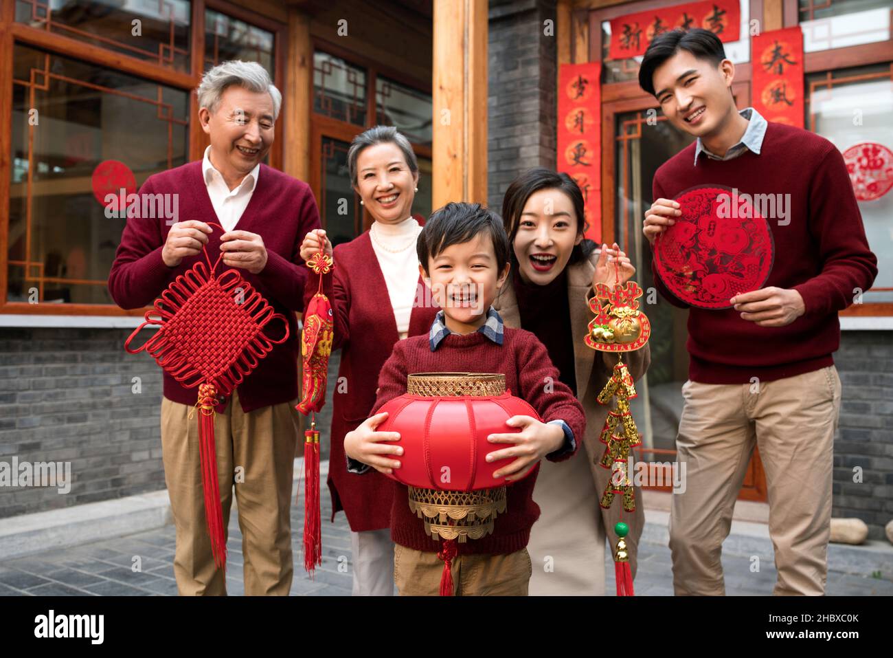 Familles heureuses célébrant la nouvelle année Banque D'Images