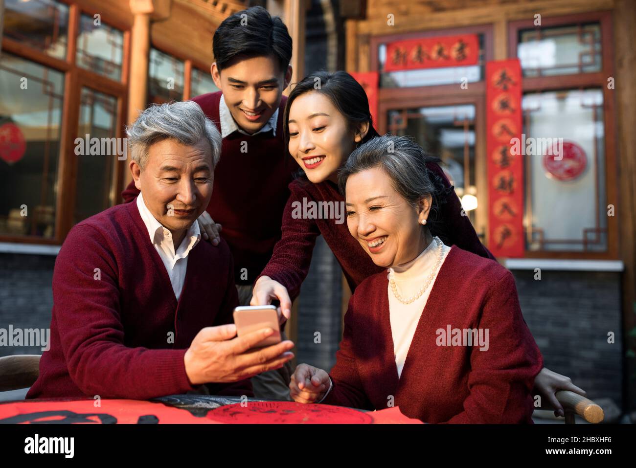 Bonne famille utilisant un smartphone pour la nouvelle année Banque D'Images
