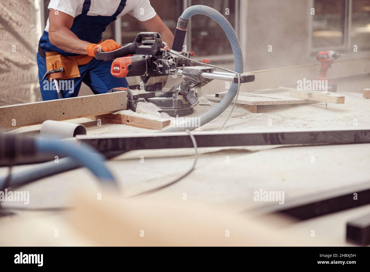 Man Builder utilisant une scie circulaire à bois Banque D'Images