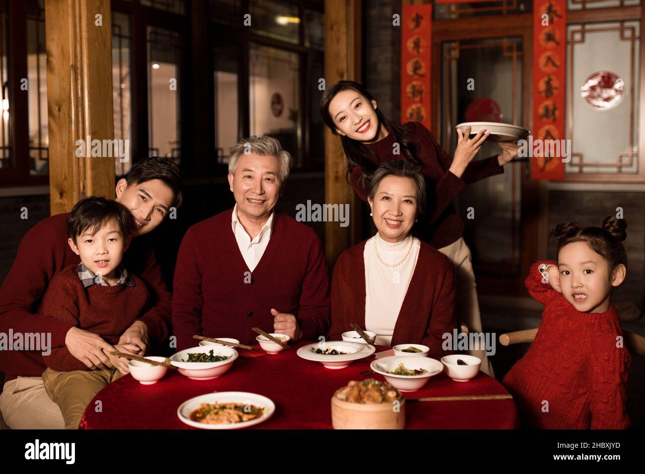 Des familles joyeuses dînant le soir de la Saint-Sylvestre Banque D'Images
