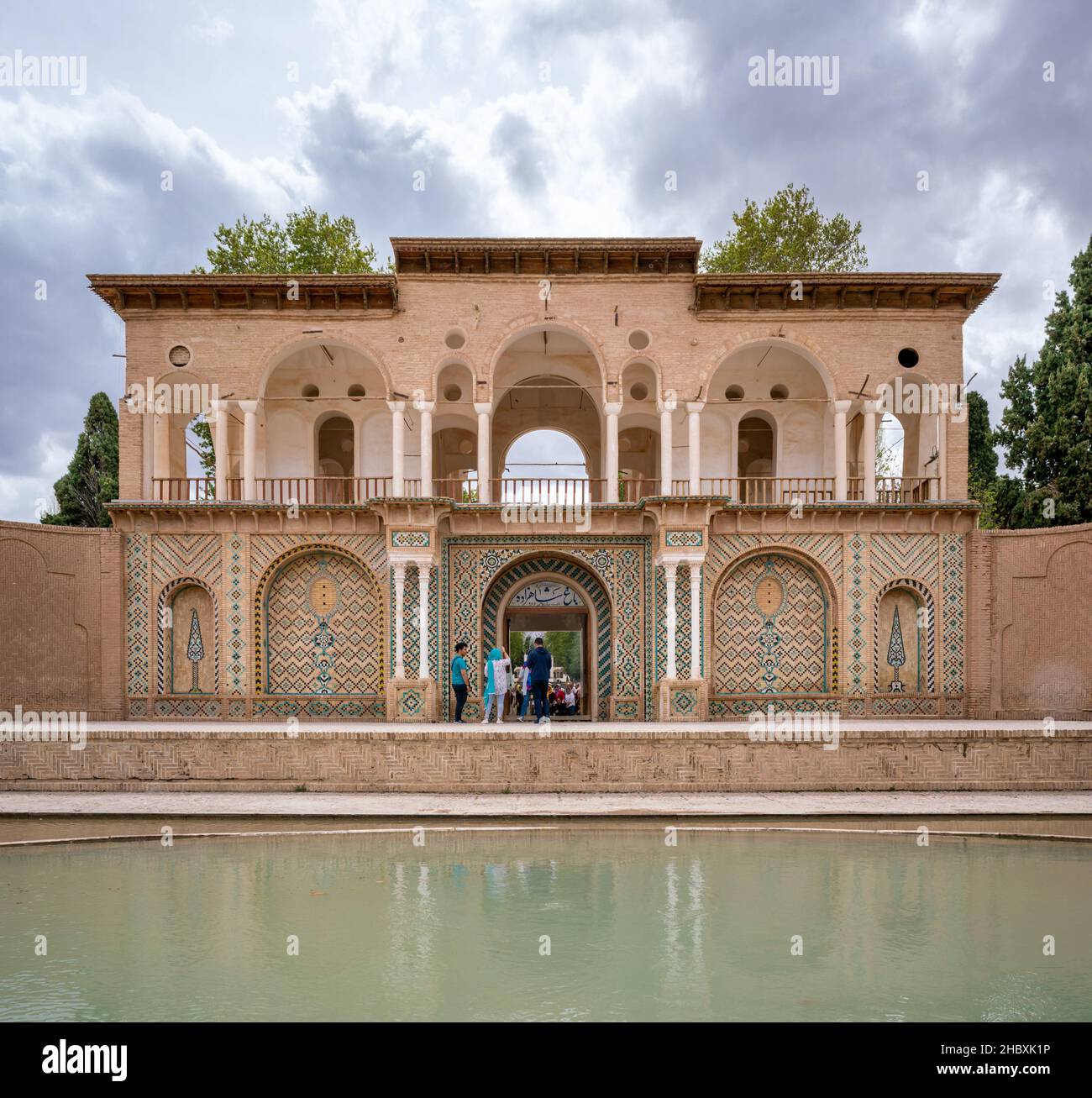 Mahan, Iran - 04.09.2019: Piscine d'eau devant la porte du jardin historique de Shahzadeh Mahan, Iran.Belle architecture persane avec eau Banque D'Images