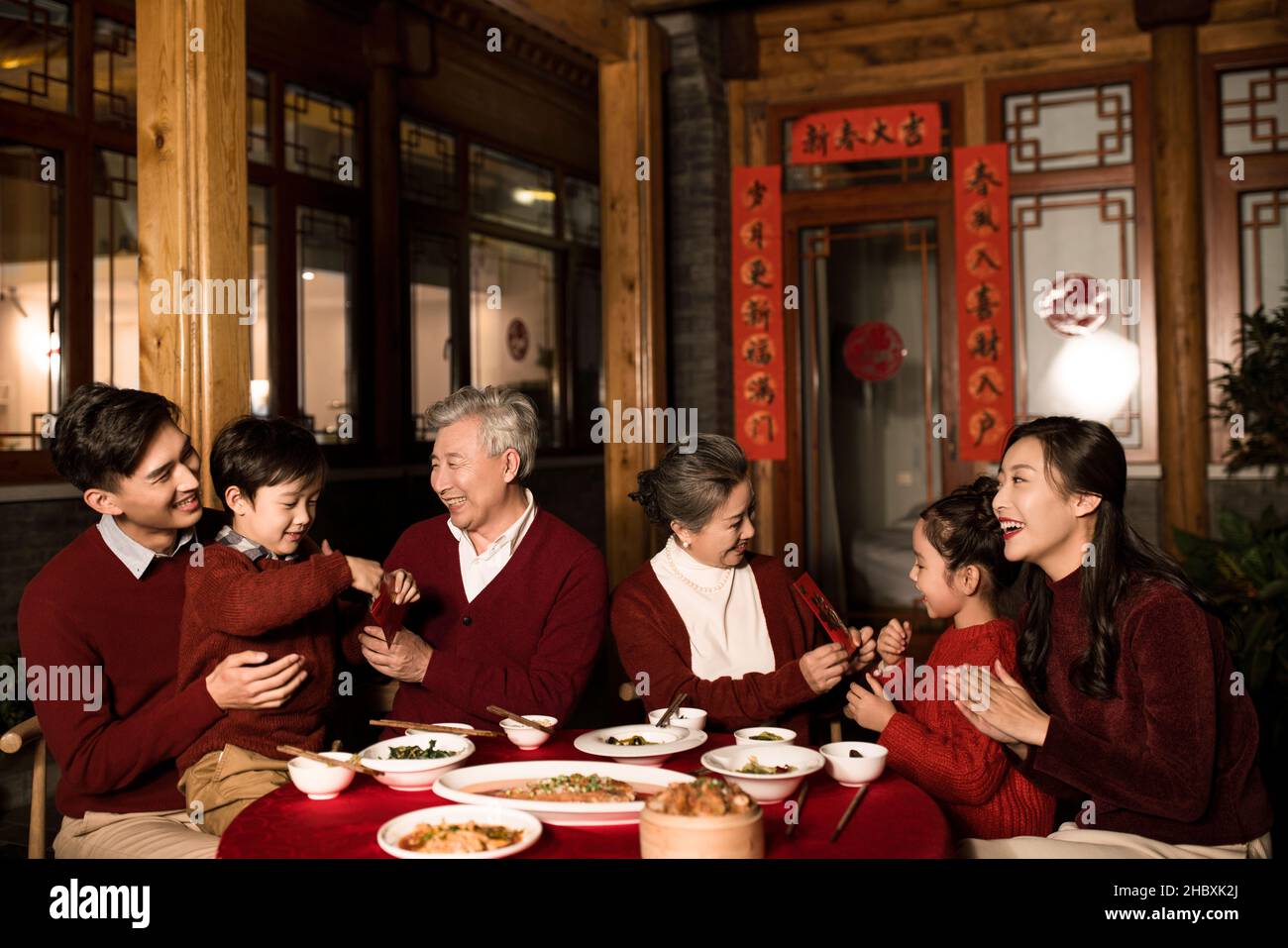 Des familles joyeuses dînant le soir de la Saint-Sylvestre Banque D'Images
