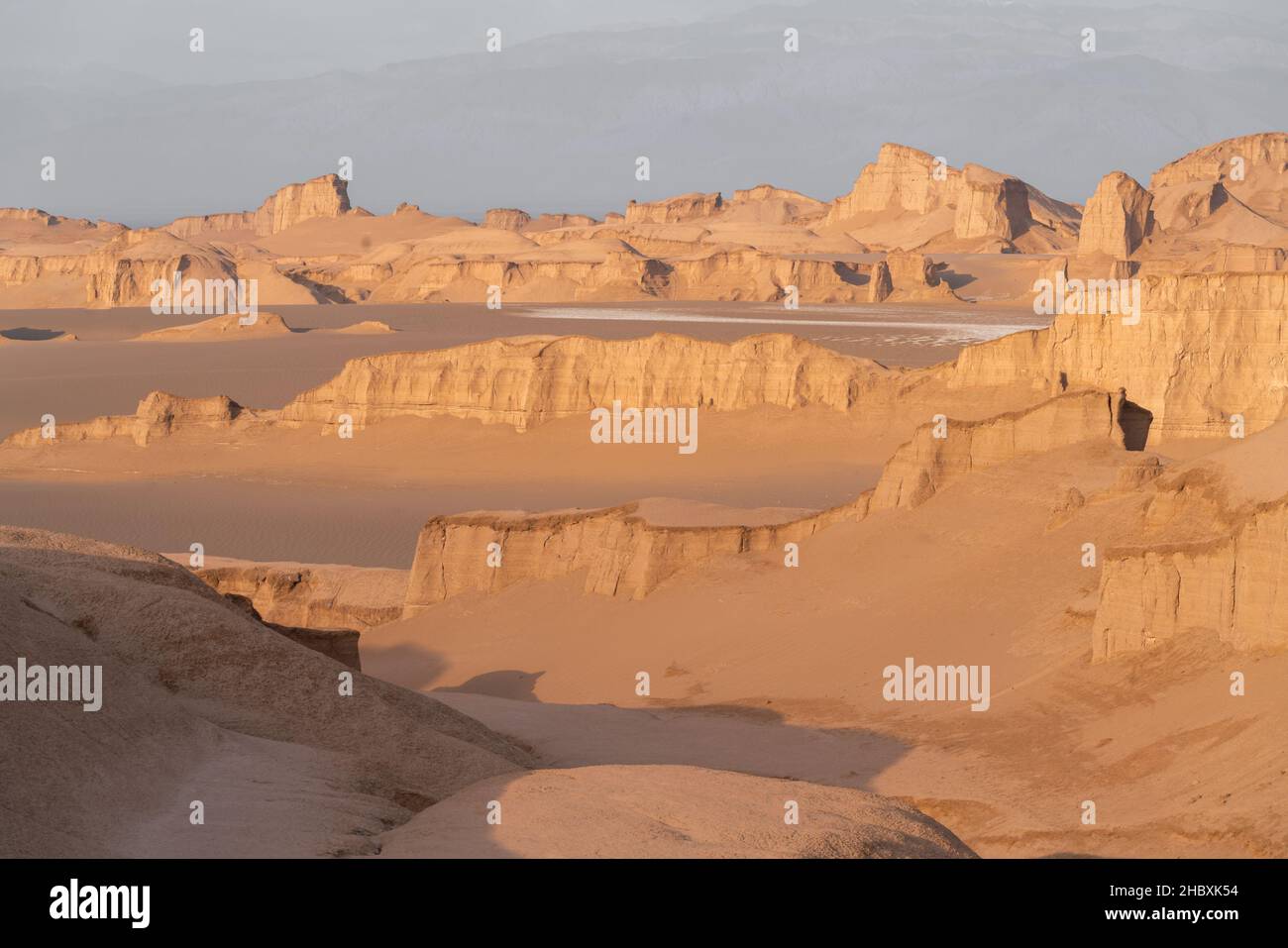 Nuageux, matin chaud dans le paysage bizzare du désert de LUT, l'endroit le plus chaud sur terre.Les formes géologiques de Bizzare proviennent du sable et de la terre.Kerman Banque D'Images