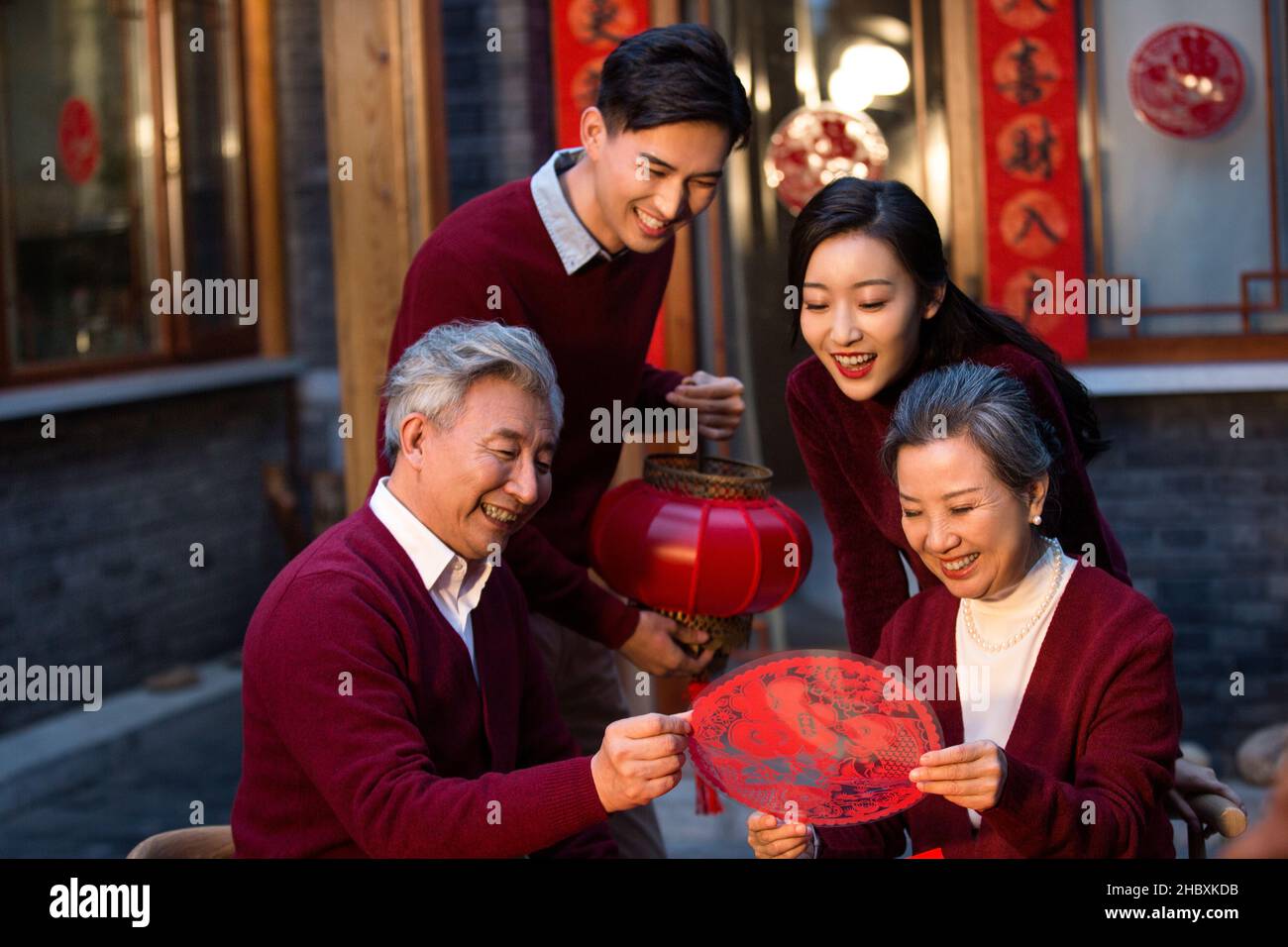 Des familles heureuses décorant leur maison pour le nouvel an Banque D'Images