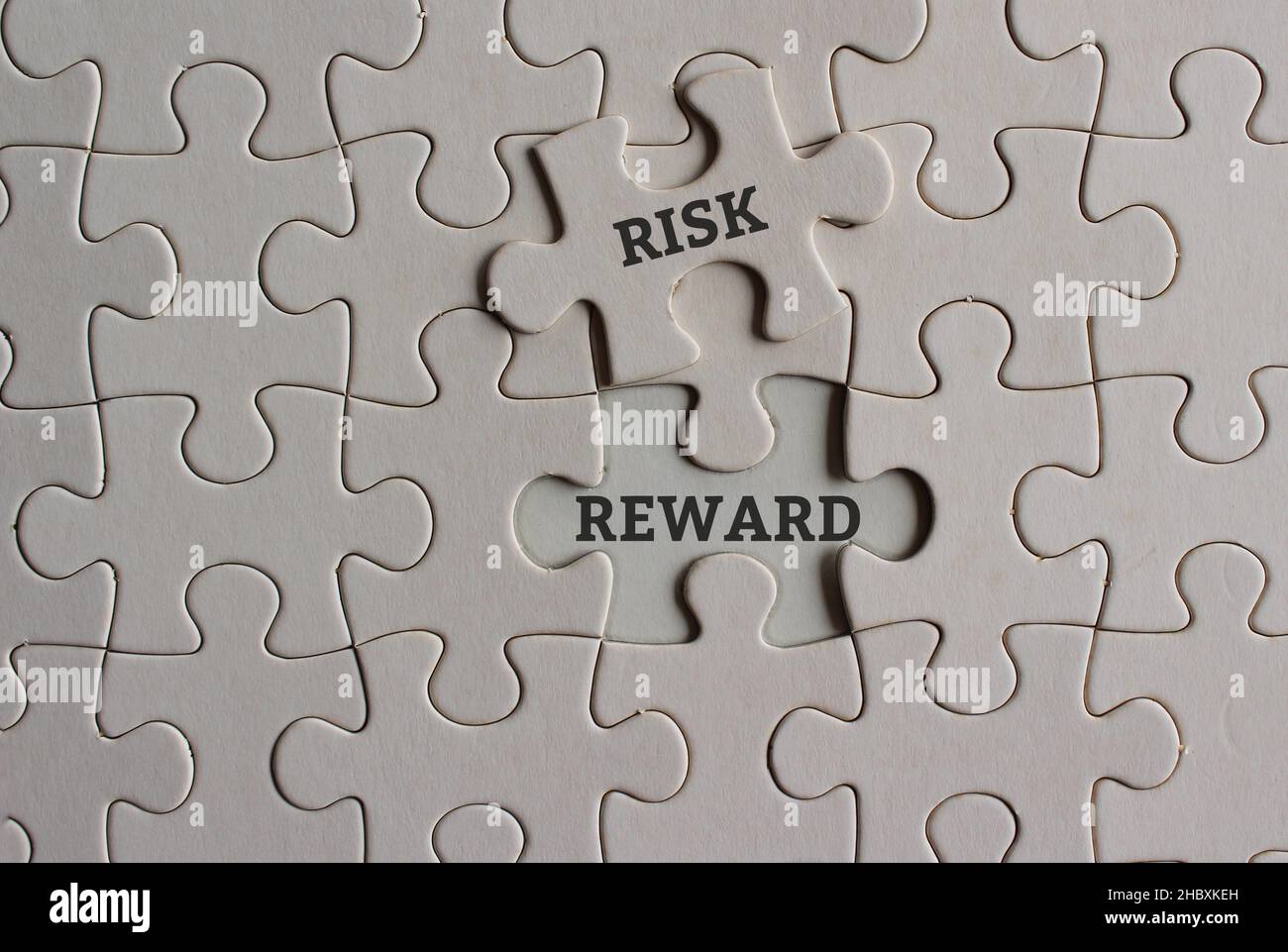 Concept d'entreprise, de risque et de récompense.Vue de dessus de l'image de puzzle avec le texte RISQUE et RÉCOMPENSE. Banque D'Images