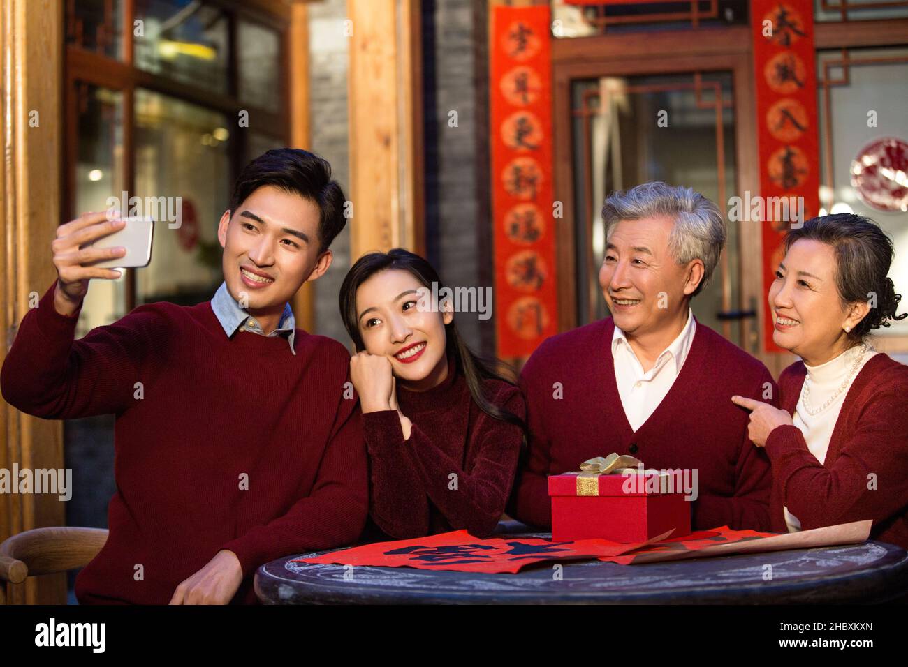 Des familles heureuses prenant des selfies du nouvel an avec leur téléphone Banque D'Images