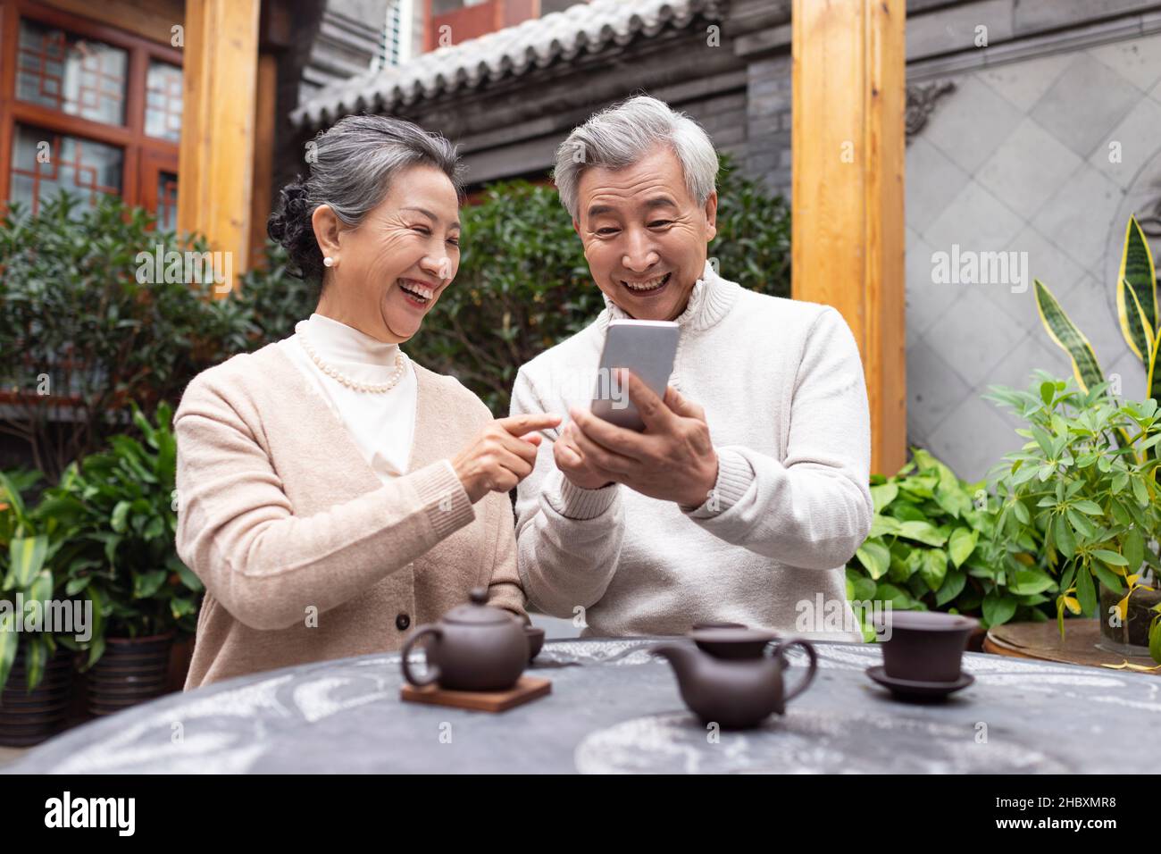 Vieux couple utilisant un smartphone Banque D'Images