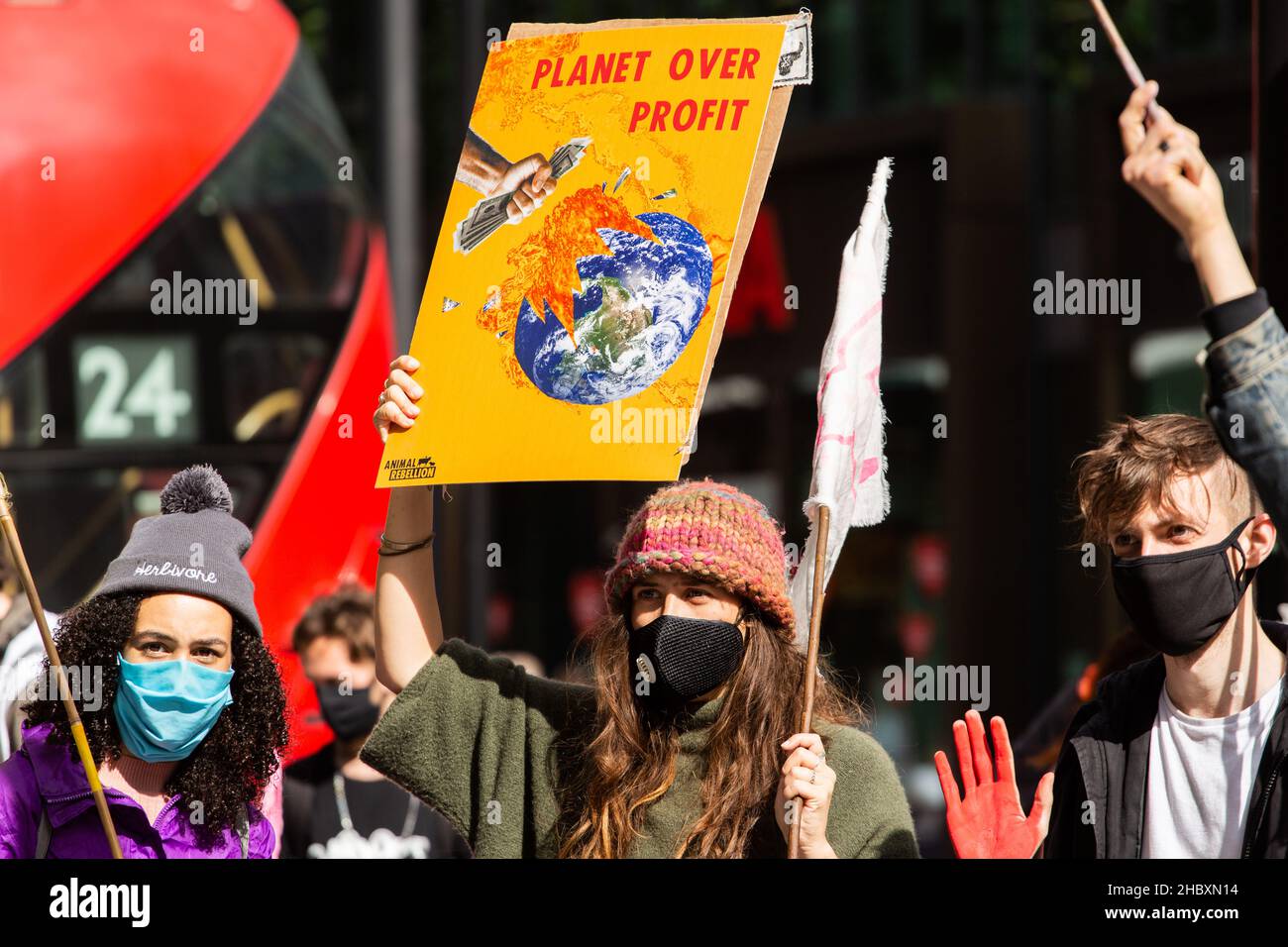 Prostor de rébellion animale à l'extérieur de Barclays Bank avec étiquette Planet sur profit Londres 2020 Banque D'Images