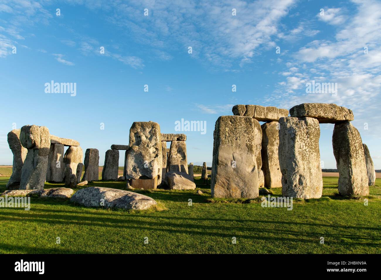 Monument antique de Stonehenge vue panoramique par une journée ensoleillée Banque D'Images