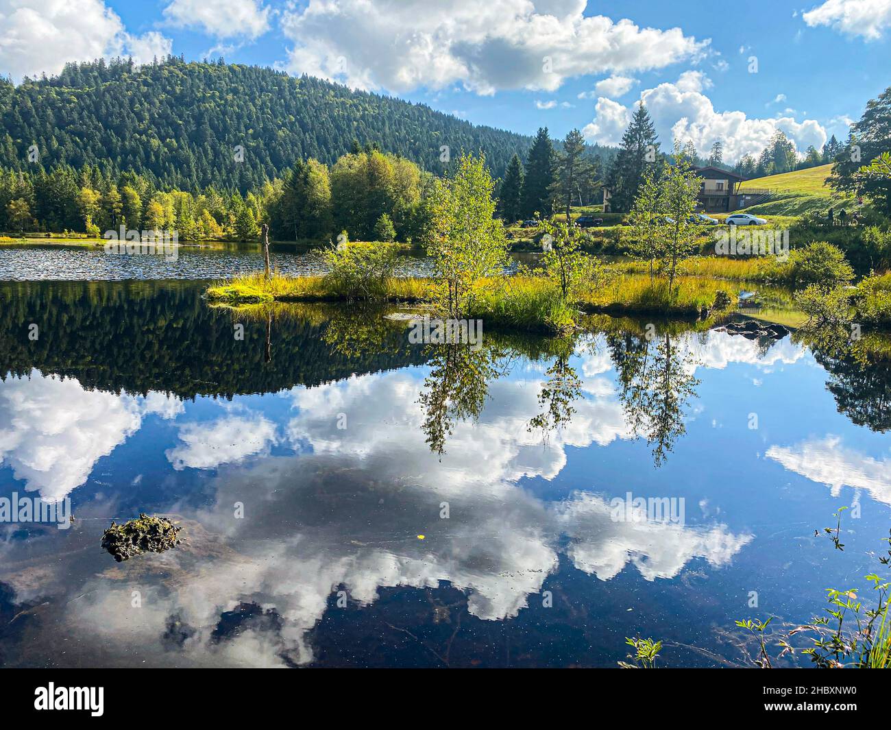 De beaux nuages se reflètent dans l'eau du lac de Lispach dans la Bresse, Vosges Banque D'Images