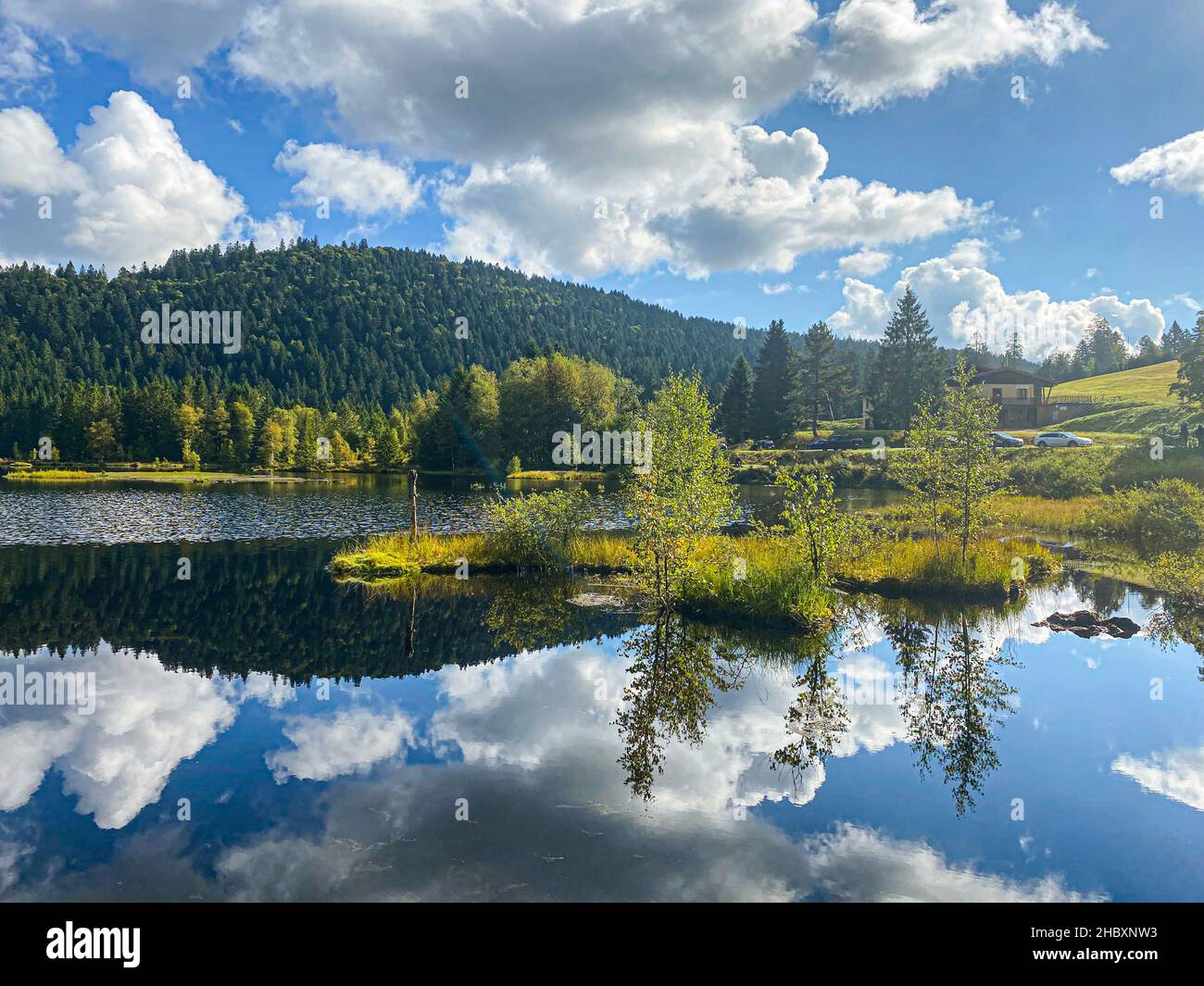 De beaux nuages se reflètent dans l'eau du lac de Lispach dans la Bresse, Vosges Banque D'Images