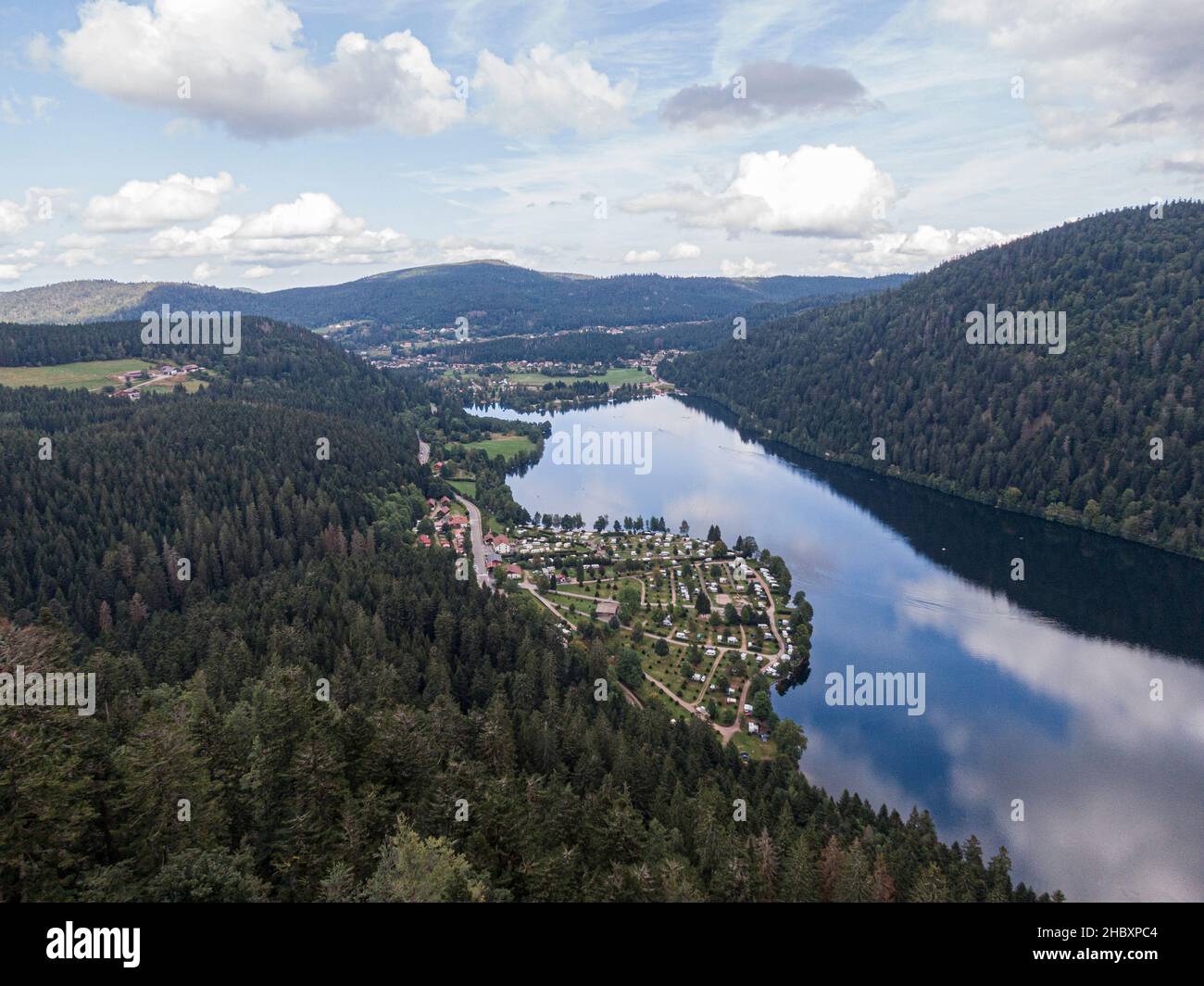 Vue aérienne de Longemer Lake camping Resort à côté de l'eau du lac, Voges, France Banque D'Images