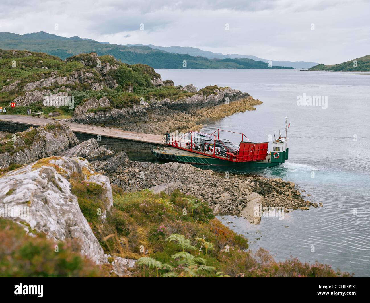 Le Skye Ferry entre Glenelg et Kylerhea le dernier ferry tournant manuel au monde, Kyle Rhea West Highlands Scotland UK Banque D'Images