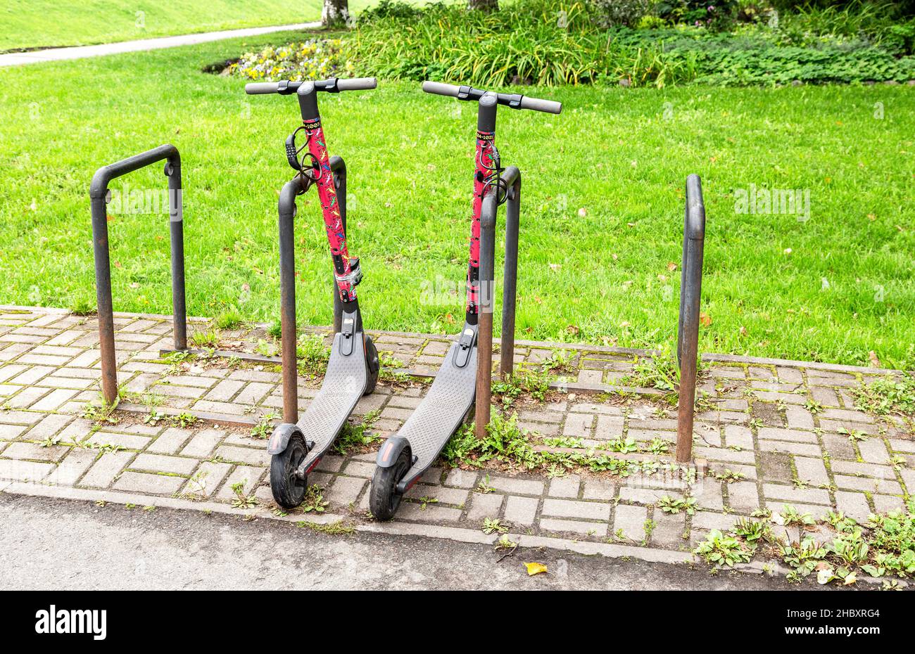 Moscou, Russie - 30 août 2021 : parking de location de scooter Kick dans la rue de la ville en été Banque D'Images