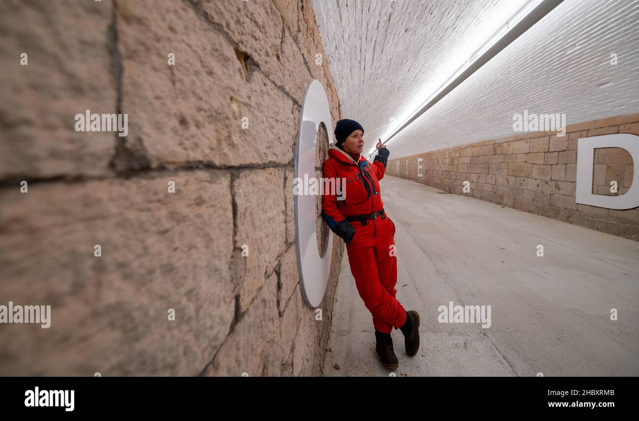 22 Decembre 21 Saxe Chemnitz L Artiste Anke Neumann Se Tient Par La Lettre C Dans Le Nouveau Tunnel Pietonnier De La Gare Centrale De Chemnitz Le Tunnel Etroit Entre Le Centre Ville Et Le