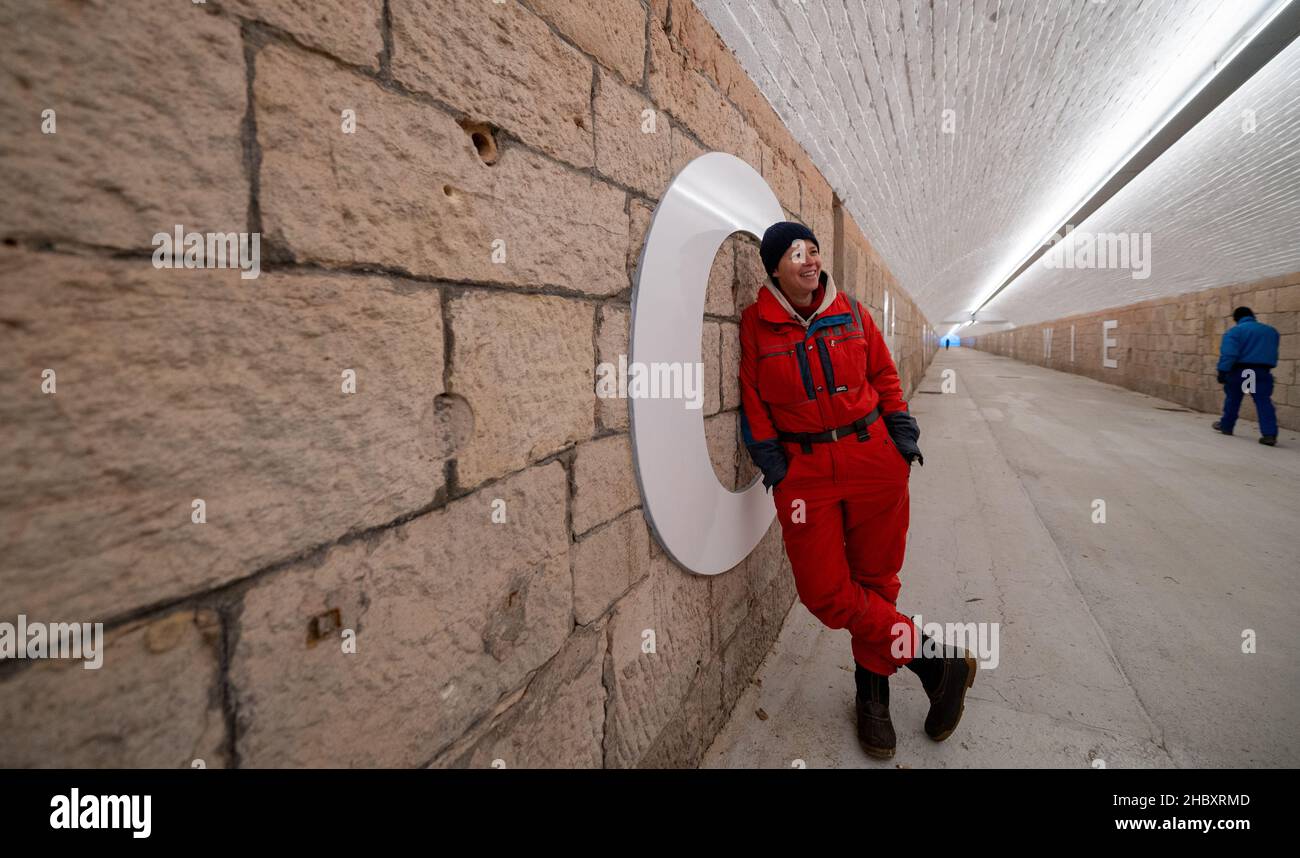 22 Decembre 21 Saxe Chemnitz L Artiste Anke Neumann Se Trouve Dans Le Nouveau Tunnel Pietonnier De La Gare Centrale De Chemnitz Le Tunnel Etroit Entre Le Centre Ville Et Le Quartier De Sonnenberg