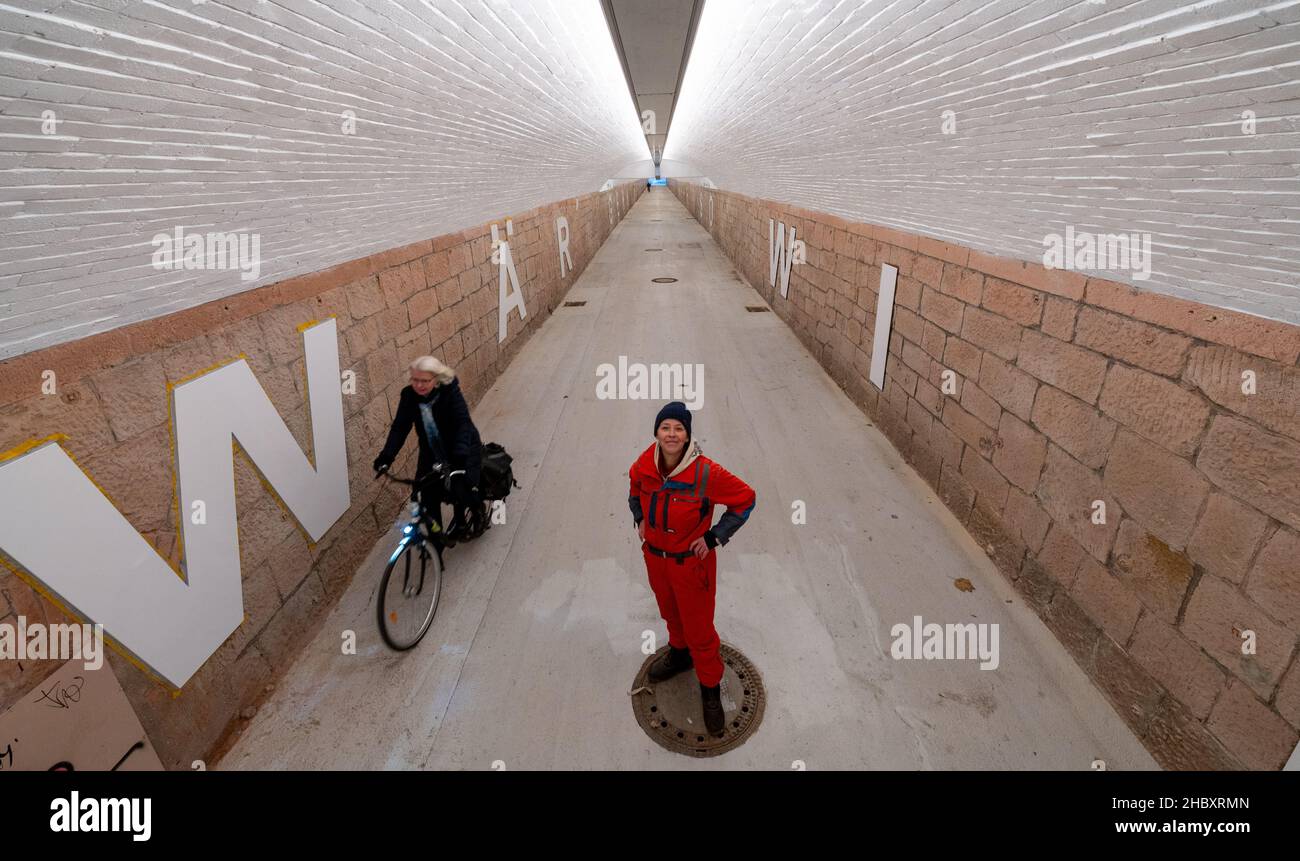 22 Decembre 21 Saxe Chemnitz L Artiste Anke Neumann Se Tient Par La Lettre C Dans Le Nouveau Tunnel Pietonnier De La Gare Centrale De Chemnitz Le Tunnel Etroit Entre Le Centre Ville Et Le