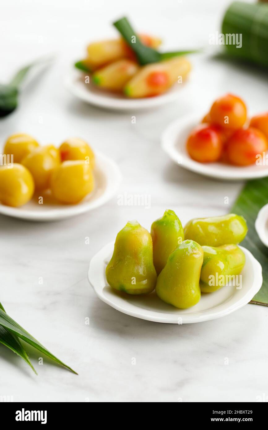 Kue Ku Buah Mini Fantasi, en thaï populaire comme Kamoom Lok Choup.Dumling doux fait de haricots de Mung écrasé avec la peau de gélatine de Jelly Banque D'Images