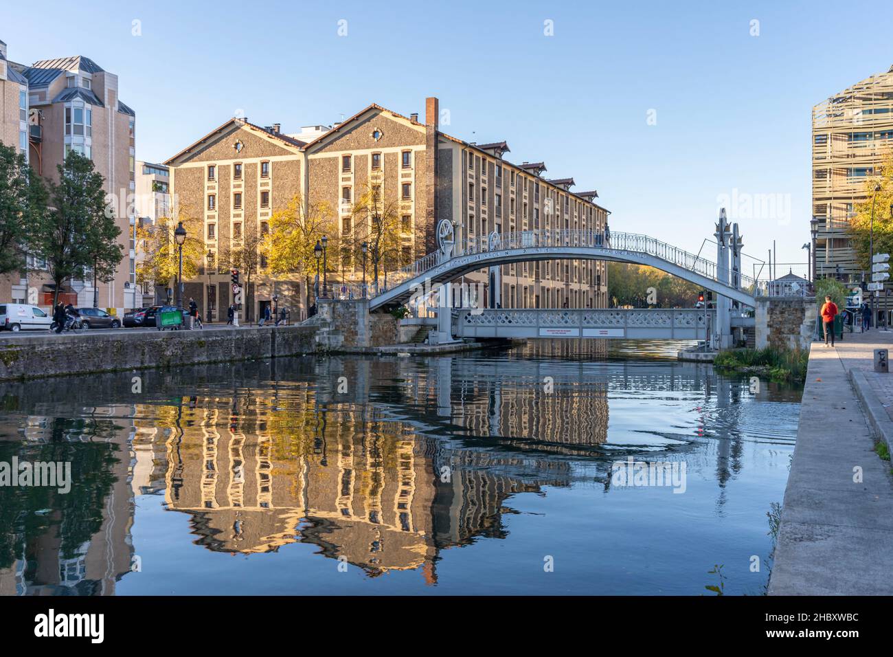 Paris, France - 10 24 2021 : réflexions sur le canal Ourcq du pont levant au lever du soleil Banque D'Images