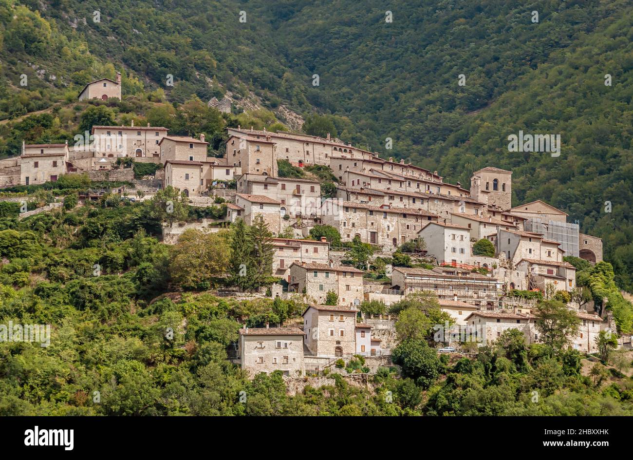 Vue lointaine sur le village de montagne Castelsantangelo sul Nera à la région des Marches en Italie Banque D'Images