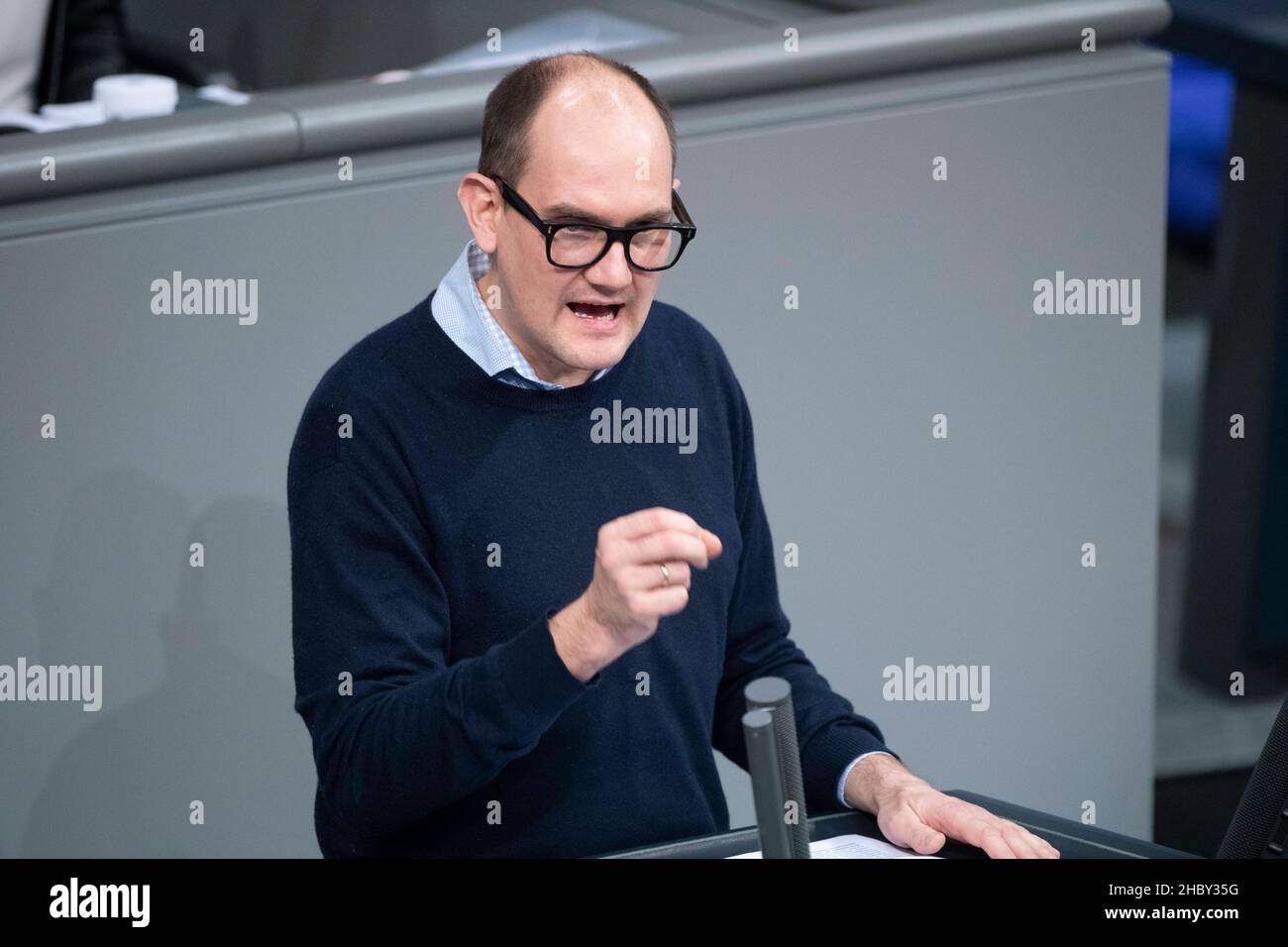 Berlin, Allemagne.10th décembre 2021.Dr. Janosch DAHMEN, groupe parlementaire (Buendnis 90/die Gruenen, BÃ ndnis 90/die GrÃ nen), lors de son discours débat sur le renforcement de la prévention de la vaccination contre COVID-19, 7th session plénière du Bundestag allemand, Bundestag allemand à Berlin, Allemagne le 10 décembre 2021 crédit: dpa/Alamy Live News Banque D'Images