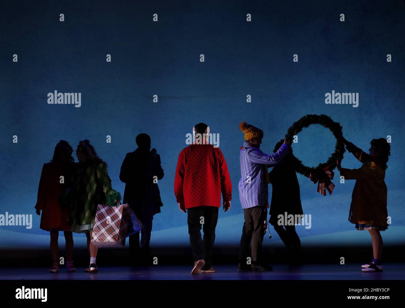 New York, États-Unis.21st décembre 2021.Membres de la distribution d'Marreon Alexander, Connor Barr, Ethan Davenport, Sophia Delucchi, Chloe Gabila,Nick Nazzaro, Lucy Rhoades, Emma T. Wilcox, Leah Windahl se produire lors d'un avant-première de presse spécial d'Un Charlie Brown Christmas Live on Stage au Palladium Times Square à New York le mardi 21 décembre 2021.Photo de John Angelillo/UPI crédit: UPI/Alay Live News Banque D'Images