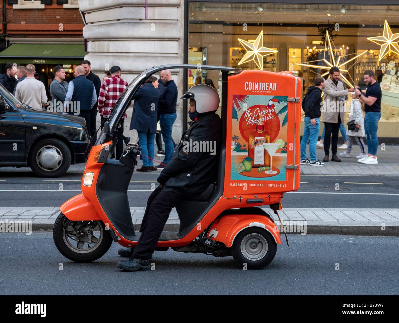 Publicité Cointreau sur scooter Banque D'Images